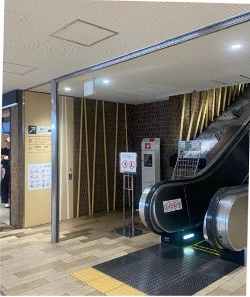 駅改札付近のエスカレーター