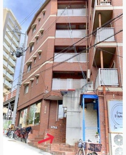 グリーンエクセルのレンガ建物入口